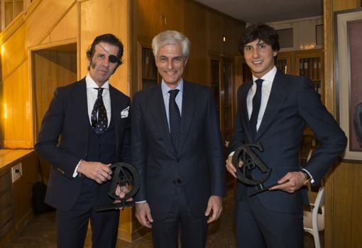 Adolfo Suárez, con los dos premiados