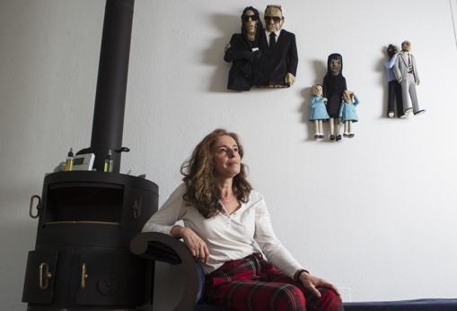La artista, en el diván de Sofia Jack y la estufa del estudio