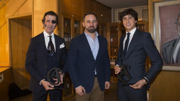Santiago Abascal, con los ganadores del XI premio Taurino ABC, Juan José Padilla y Andrés Roca Rey