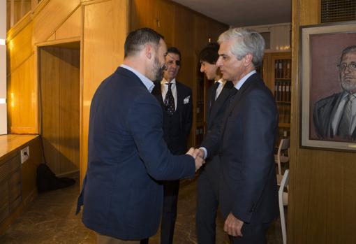Santiago Abascal y Adolfo Suárez Illana se saludan, con Padilla y Roca de testigos