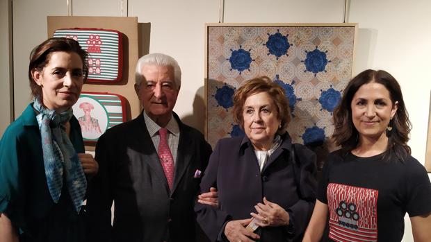 El Viti y su mujer, María del Carmen, con sus hijas, María Luisa y Guadalupe, en la exposición de Belinda Carasucia en Las Ventas