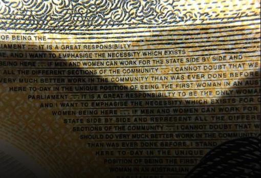 En el centro de la imagen puede verse la palabra «responsibilty», en lugar de «responsibility», tal y como aparece en los 46 millones de billetes de 50 dólares emitidos por Australia