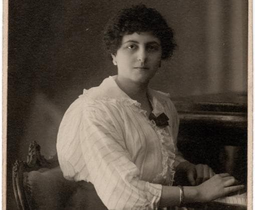 Victorina Durán , al piano en su juventud