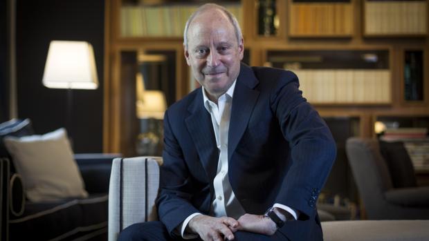 Michael Sandel, catedrático de Filosofía en Harvard, tras su entrevista con ABC en un hotel de Madrid
