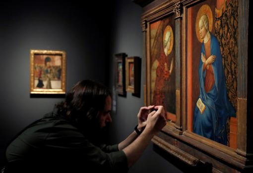 En primer plano, dos fragmentos cortados de una «Anunciación», de Masolino. The National Gallery, Washington
