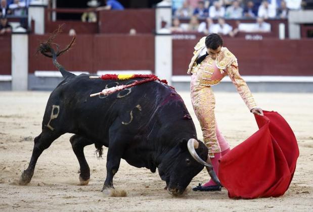 Paco Ureña, en un estupendo natural al quinto toro de Alcurrucén