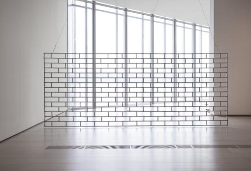«Bloqueo relativo» (2018). Persiana de comercio modelo «Tijolinho» colgado sobre estructura giratoria (200 x 500 x 2cm)