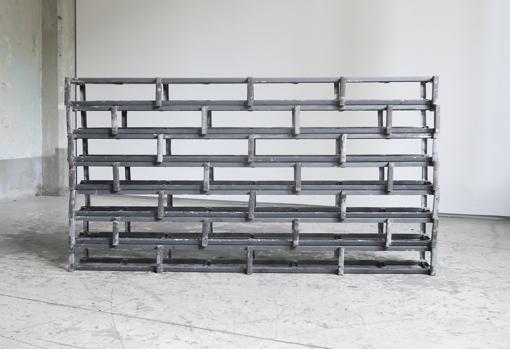 «Bloqueo fig.1» (2017). Persiana de comercio modelo “Tijolinho” extraída y manipulada (68 x 148 x 20 cm)