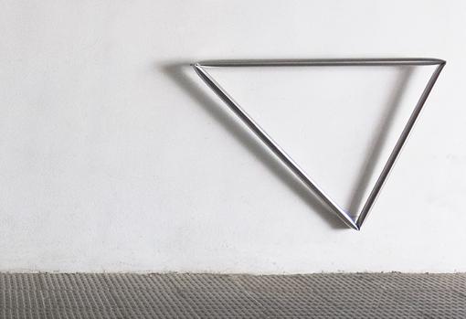 Detalle de «Endless» (2014). Instalación de pasamanos con medidas y composición variables