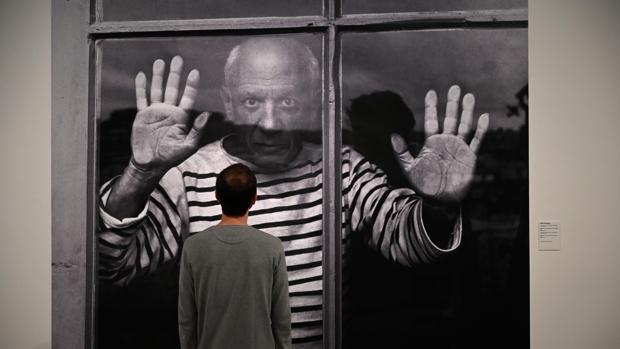Un visitante contempla el icónico retrato de Picasso en camiseta marinera relizado por Robert Doisneau