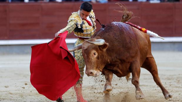 Diego Urdiales, en un derechazo al quinto toro