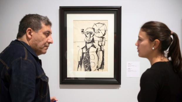 Dos personas, ante un dibujo de Millares, en el Centro Botín