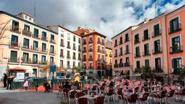 La plaza de San Ildefonso en el barrio de Malasaña, escenario de «Retablo»
