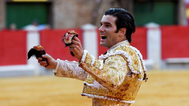 José Garrido pasea las dos orejas del cuarto
