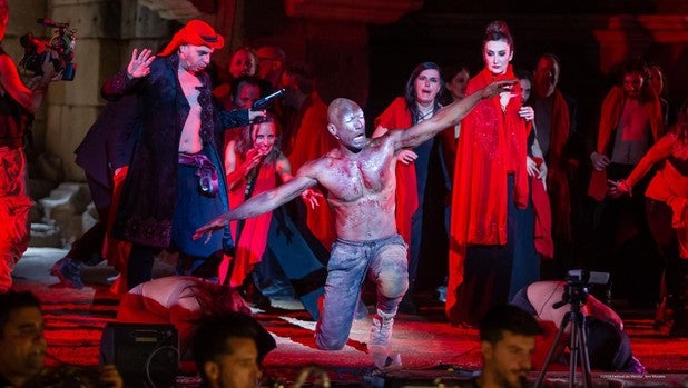 David Menénde, Noah Stewart y María José Montiel, en la escena final de «Sansón y Dalila»
