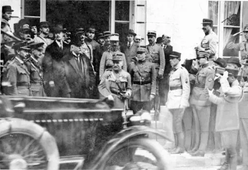 El mariscal Ferdinand Foch a la salida de Versalles