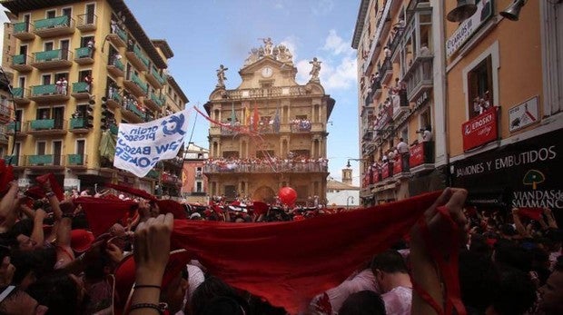 Momento del chupinazo en la Plaza del Ayuntamiento de Pamplona