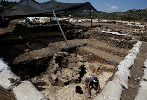 Un arqueólogo trabaja en el yacimiento