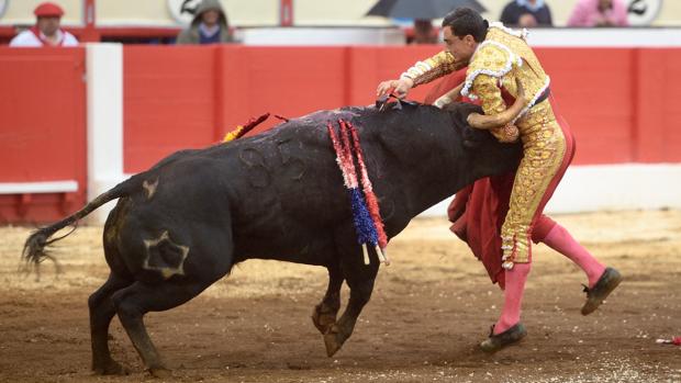 Paco Ureña, en el momento de la estocada
