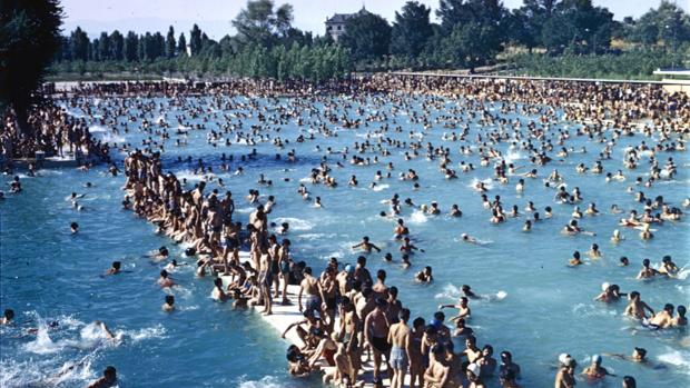 Piscina grande del Parque Sindical de Puerta de Hierro (Madrid) en julio de 1965