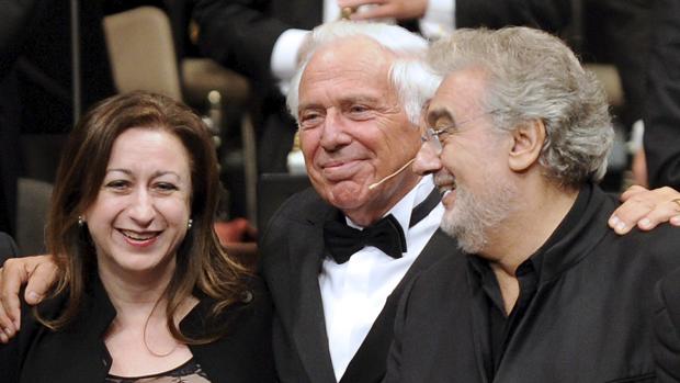 Plácido Domingo (derecha), en la Ópera de Viena, junto a Ioan Holender (centro) y Simone Young (izquierda)