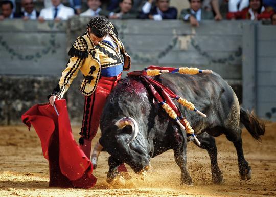 Morante se ciñe en un derechazo