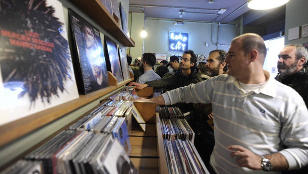 Compradores de vinilos en una tienda de discos de Madrid