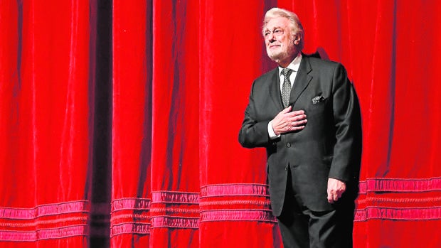 Plácido Domingo, en el escenario del Metropolitan de Nueva York, durante el homenaje por sus 50 años de carrera