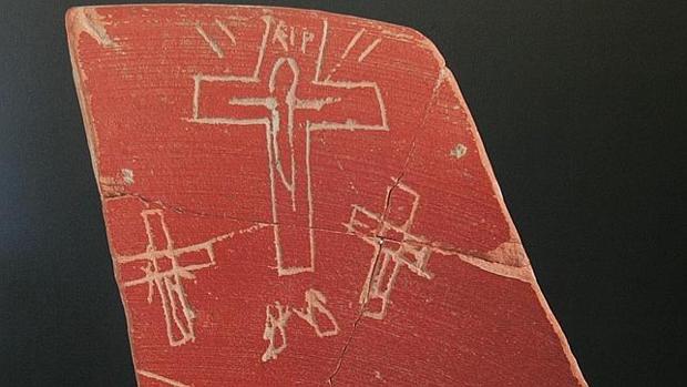 Una de las piezas levantó sospechas por la inscripción de RIP en lugar de INRI