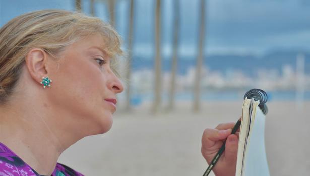 Paloma Velarde se inspira con el mar al fondo