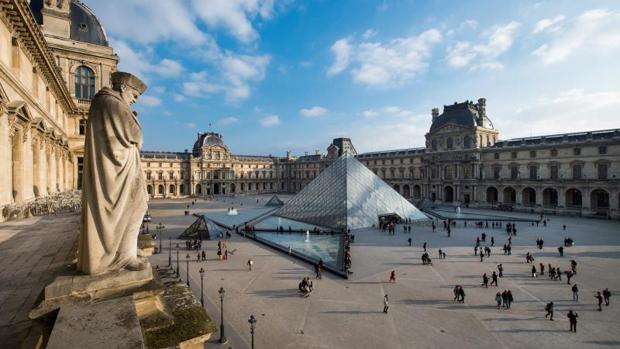 Vista general de la Pirámide de Louvre