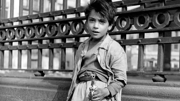 Detalle de «Niño con pistola»