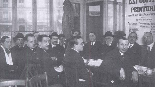 Una fotografía desconocida de Unamuno en su tertulia del Café de la Rotonde de París, en 1924. Cossío aparece a su derecha.