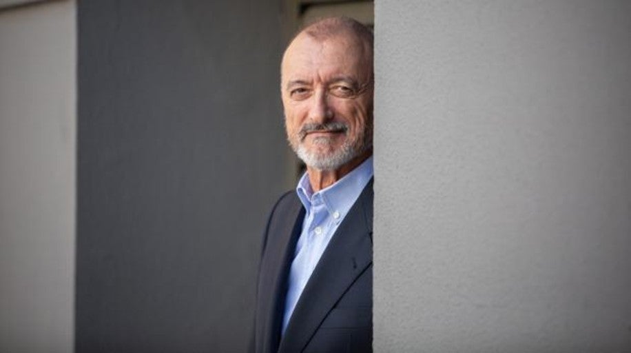 El irónico retuit de Pérez-Reverte para burlarse del último invento progresista: las bibliotecas de género