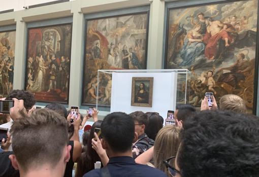 La «Gioconda», en la galería Médicis del Louvre, donde estuvo temporalmente, mientras rehabilitaban la sala de los Estados