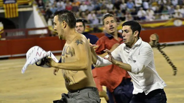 Un conocido antitaurino en la plaza de toros de Palma de aMallorca