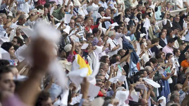 Aficionados pidiendo la oreja en una plaza de toros