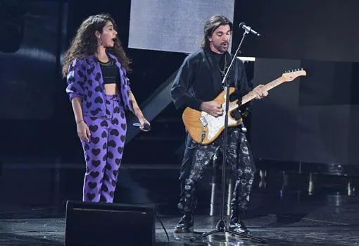 Juanes actúa en los Grammy Latinos junto a Alessia Cara