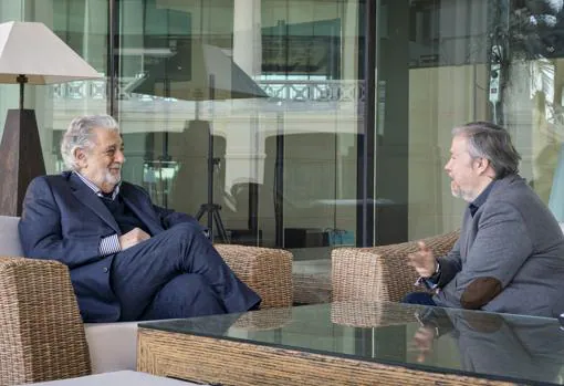 Plácido Domingo conversa con el periodista de ABC Julio Bravo