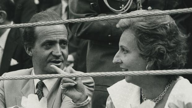 Don Juan Carlos y Doña Pilar, en una barrera de Las Ventas