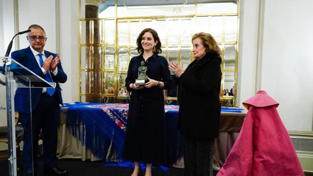 Isabel Díaz Ayuso recibió el premio de manos de María Ángeles Sanz y en presencia de Roberto Gómez