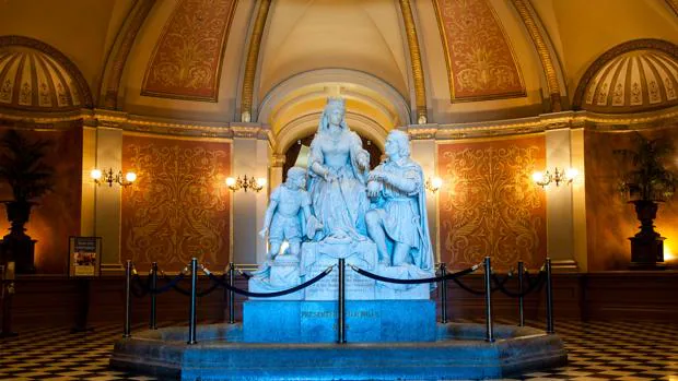 Estatua de Colón pidiendo financiación a Isabel la Católica