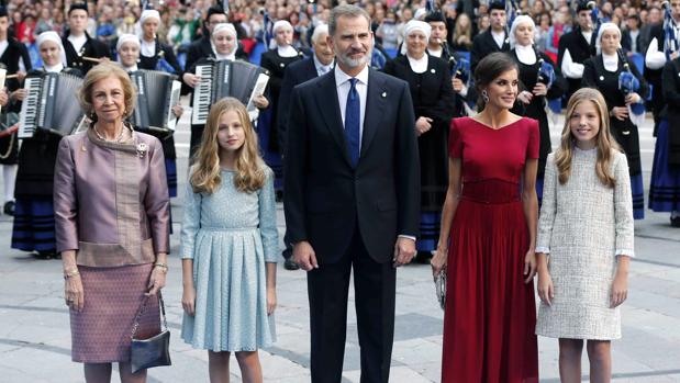 Los Reyes, Don Felipe y Doña Letizia, junto con sus hijas, la Princesa Leonor y la Infanta Sofía, y la Reina Sofía, a su llegada a la ceremonia de entrega de los Premios Princesa de Asturias de 2019