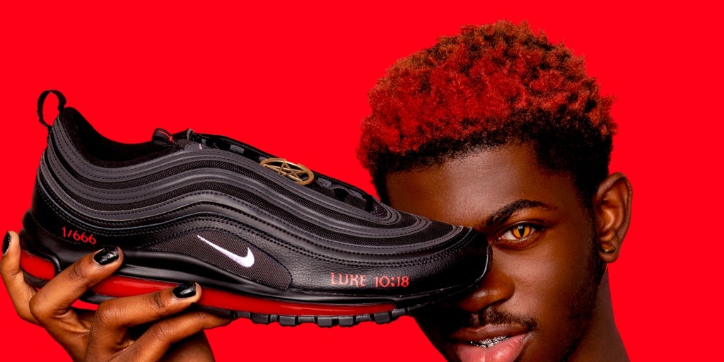 Nike denuncia a la estrella del rap Lil Nas X por lanzar unas «zapatillas  satánicas con sangre humana»