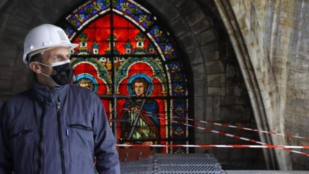 Macron con casco y mascarilla en Notre Dame