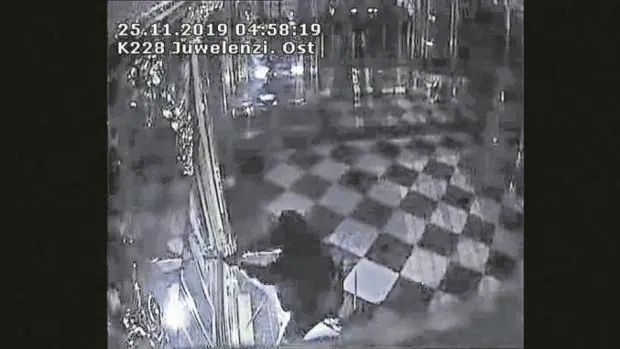 Imagen de una cámara de vigilancia en la que se ve a uno de los ladrones del tesoro de la Cámara Verde de Dresde romper con un hacha una vitrina