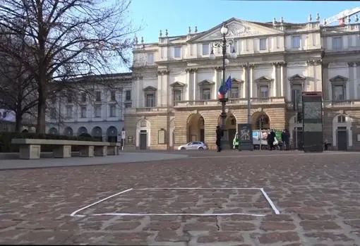 &#039;Buda en contemplación&#039;, escultura inmaterial frente a La Scalla de Milán