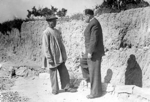 Manuel Campello mostrando a José Rico de Estasen el lugar donde encontró la Dama de Elche
