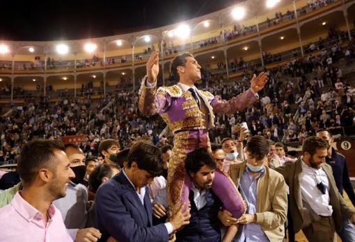 Triumphant departure on the shoulders of Ginés
