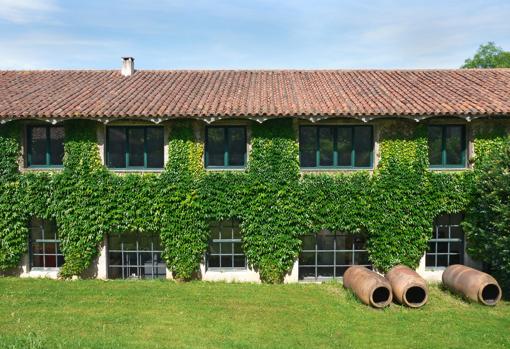 Vista exterior de la galería ATM en Deva, Gijón